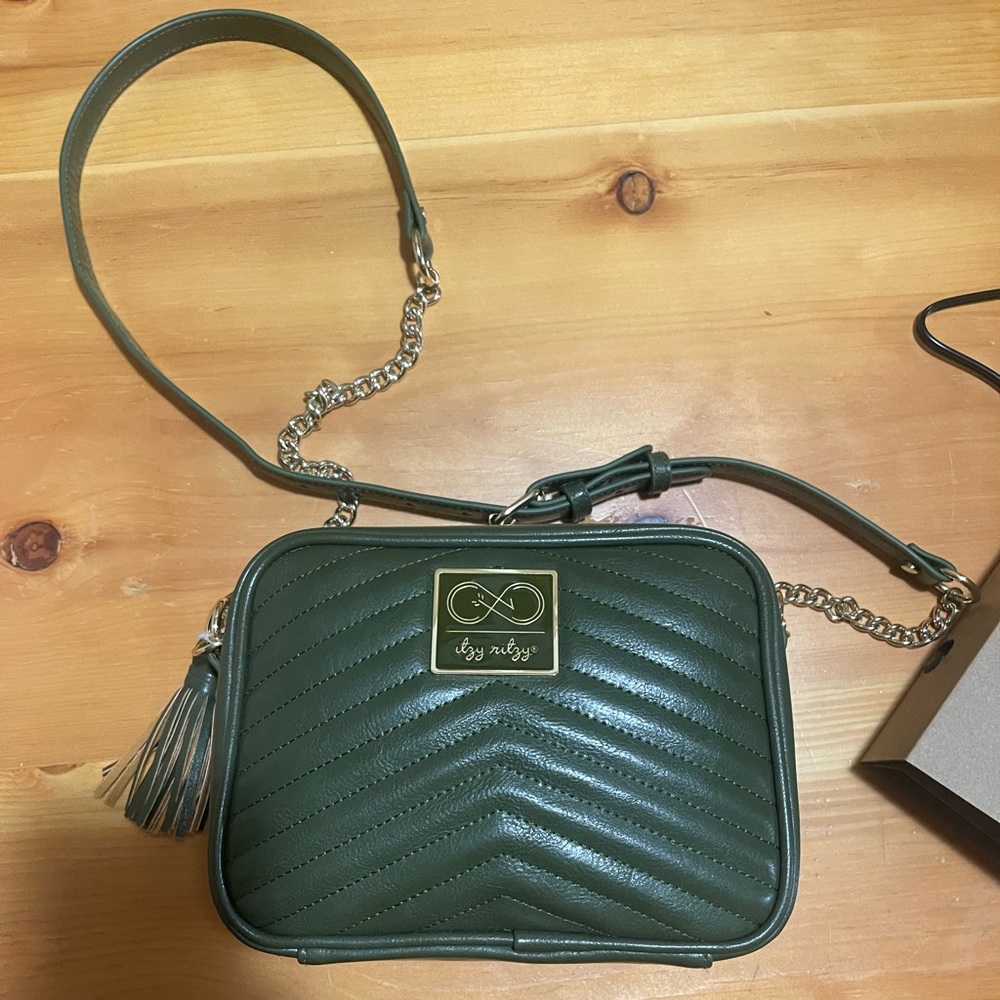 Itzy ritzy limited edition Chelsea crossbody. EUC. Comes with changing pad